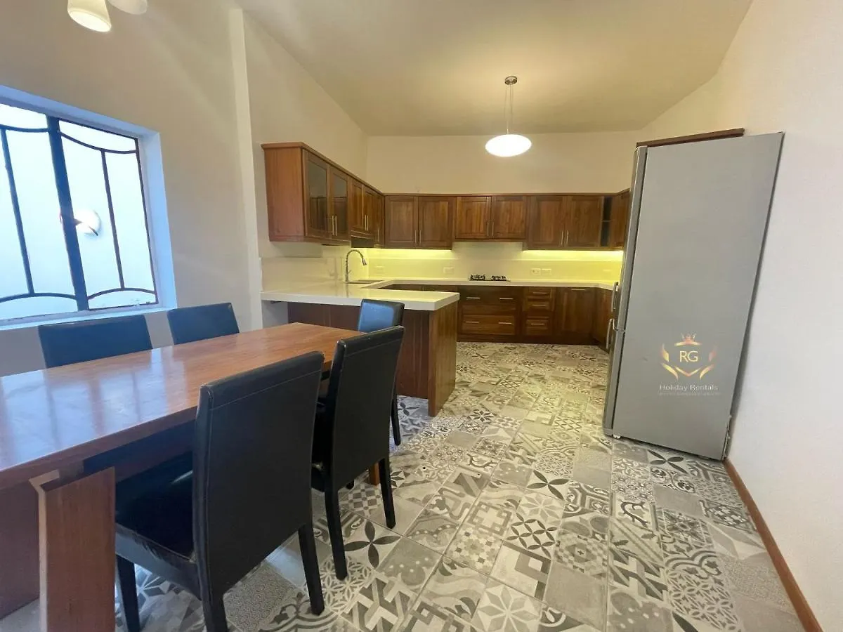 Dgl1032 - Townhouse In The Quaint Village Of Dingli, Modernly Refurbished Malta