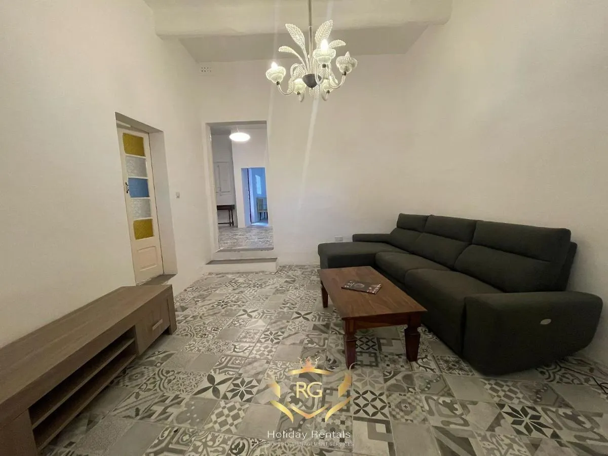 Dgl1032 - Townhouse In The Quaint Village Of Dingli, Modernly Refurbished 0*, Dingli Malta