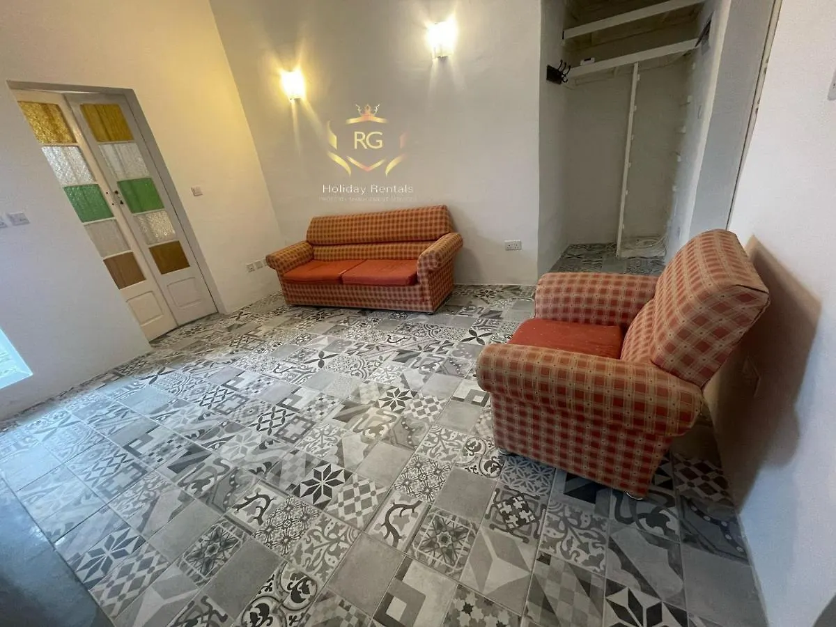 Dgl1032 - Townhouse In The Quaint Village Of Dingli, Modernly Refurbished Holiday home Dingli