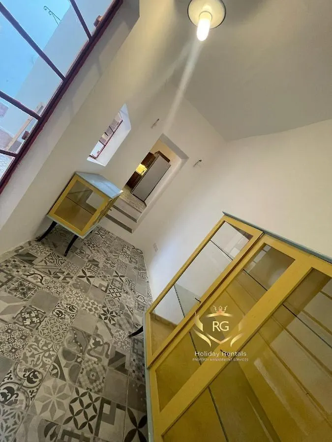 Dgl1032 - Townhouse In The Quaint Village Of Dingli, Modernly Refurbished Malta