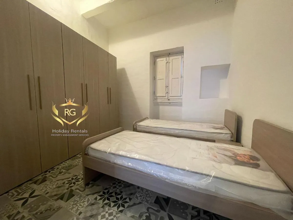 Dgl1032 - Townhouse In The Quaint Village Of Dingli, Modernly Refurbished Holiday home Dingli