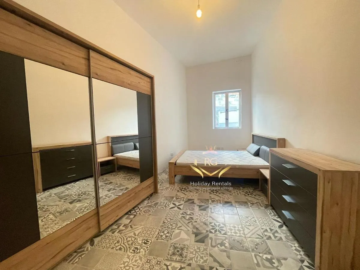 Dgl1032 - Townhouse In The Quaint Village Of Dingli, Modernly Refurbished 0*, Dingli