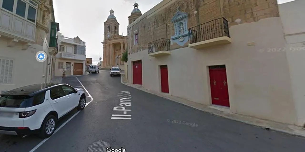 Dgl1032 - Townhouse In The Quaint Village Of Dingli, Modernly Refurbished Dingli